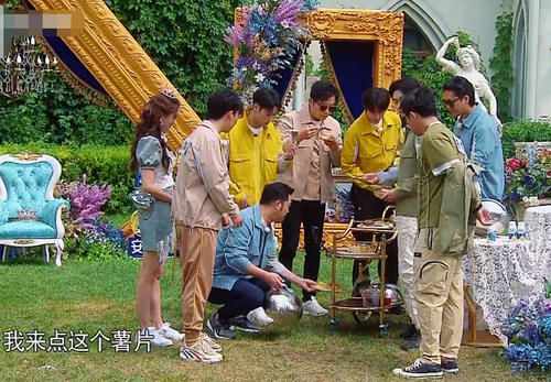  baby|郑恺给baby喂薯片时，谁注意字幕写的啥？救场也太及时了