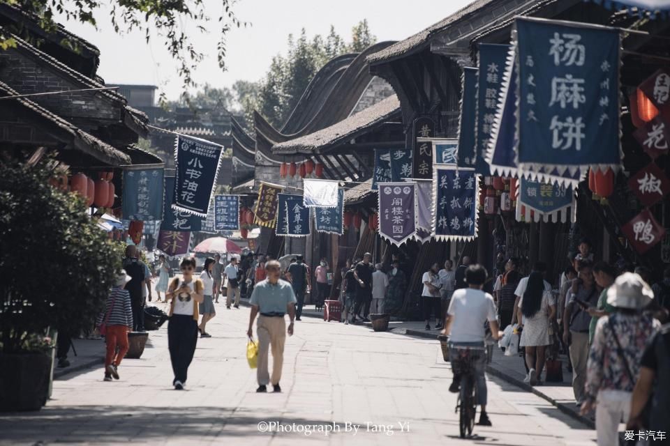 老一辈|【热搜冲顶】老一辈四川人的生活就是：吃烟，喝茶，打牌。