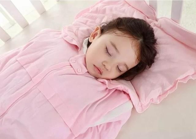  天真|3岁女娃睡醒觉后，睡衣变成“露肩装”，天真可爱的模样逗翻网友