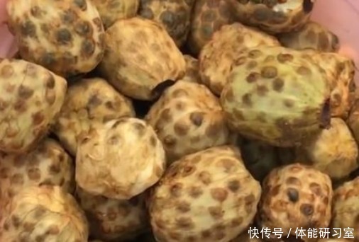 也都|大妈街边卖“丑果子”,12元1斤,引路人围观,知道后抢着买!