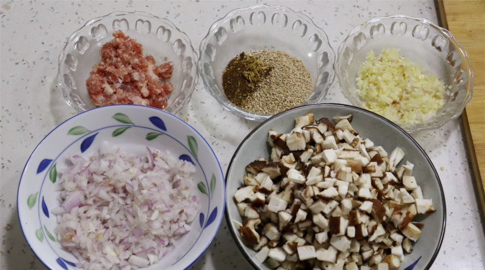  肉丁|自制香菇肉丁酱，拌啥都好吃，20元成本做一大碗，不用去超市买了