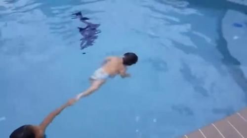  尿不湿|一岁萌娃穿尿不湿游泳走红，网友：比我这个成年人还要厉害