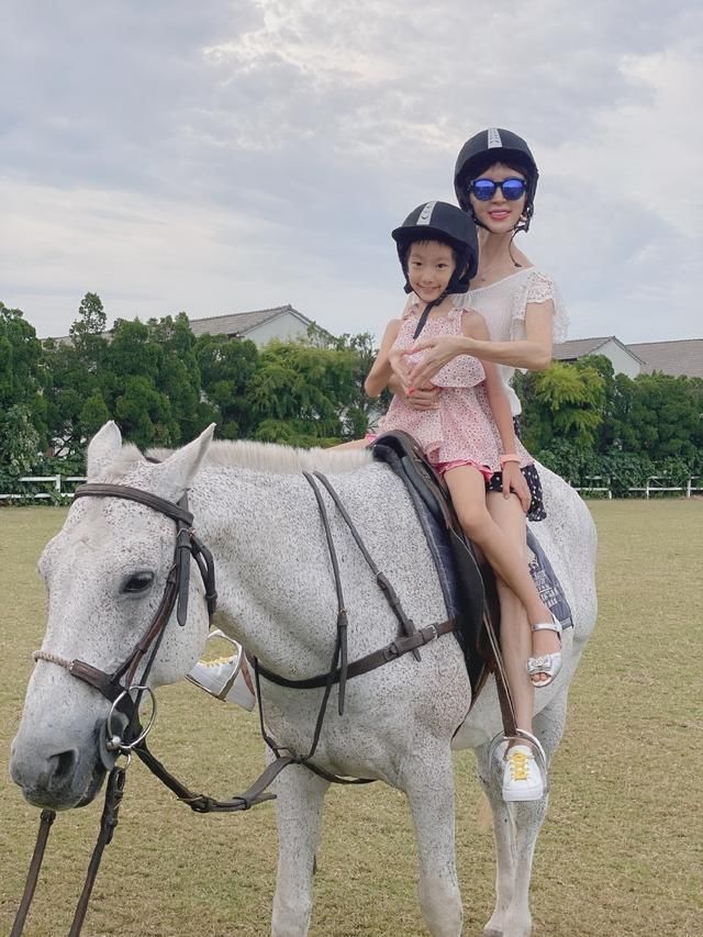 假小子|45岁金巧巧为女儿庆生,“假小子”女儿腿长如巧姐,基因真香了