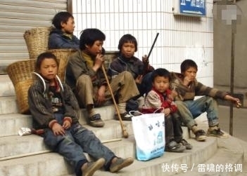 菊姐|男孩用假钞买早餐,老板没拆穿,二十年后小摊关门,惊喜找上门了