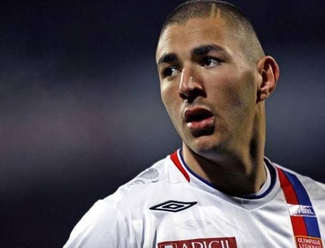  极限|本泽马的极限是天空！他所向披靡的表现，让人们看到了R9的影子