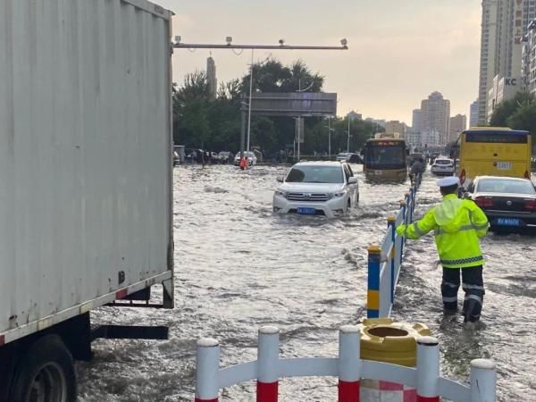 感动！冰城交警，暴雨中的逆行者|风里雨里路上有你| 积水