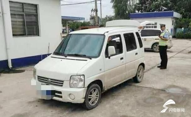  冠县交警|30秒｜心真大！冠县一面包车省道上超员行驶，后备箱大敞“遛”着4个娃