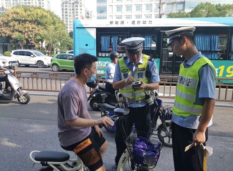 刚刚|刚刚，扬州开出首批“不戴头盔”罚单