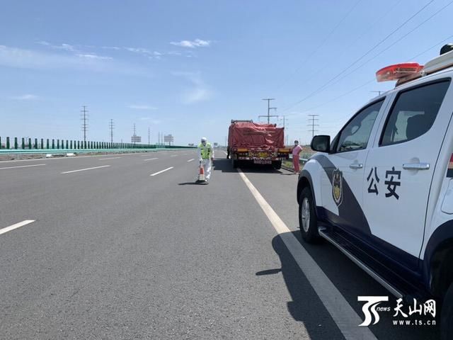  被困|运桃车故障被困高速 交警及时赶到解难题