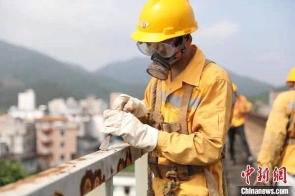 高温|高温下的铁路桥梁工：高空“荡秋千”护佑平安路