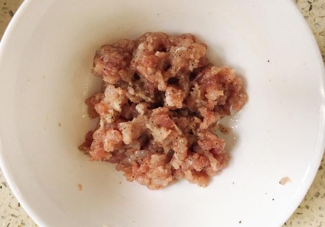  虾头|天气热，做个虾仁豆腐煲，清淡营养，鲜得想把舌头吞下去