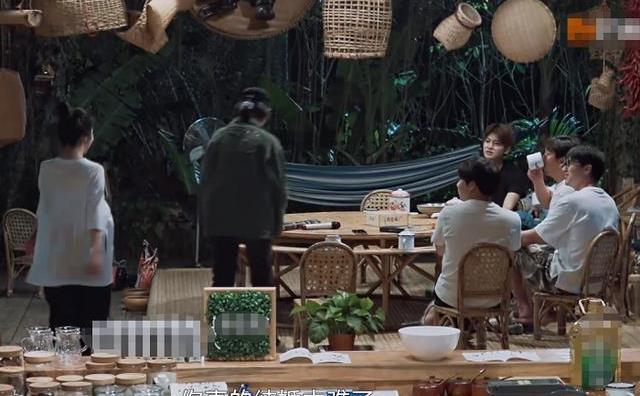 吐槽彭昱畅|黄磊吐槽没人会嫁给彭彭,谭松韵的话太扎心,张子枫灵魂拷问懵了