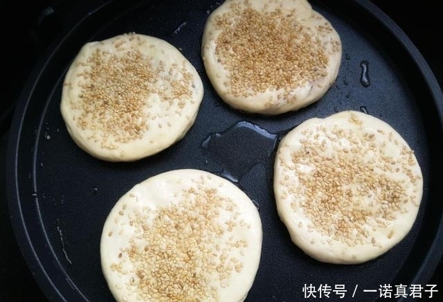 不用|想吃烧饼不用买,没有烤箱也能做,煎一煎凉了也不发硬