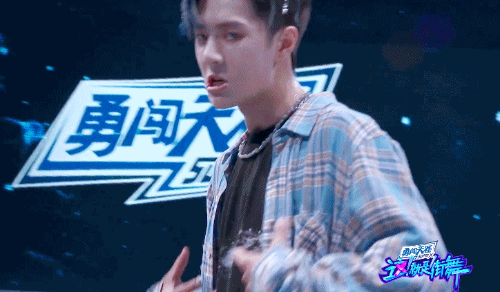 王嘉尔|王一博玩疯了!街舞选手:我听到王一博膝盖落地撞击声,真替他疼