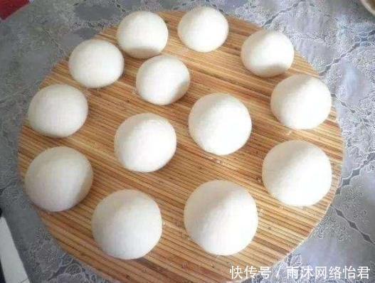 蒸出来的馒|蒸馒头别只放酵母和白糖,加一点“它”,10分钟发满盆,还更香软