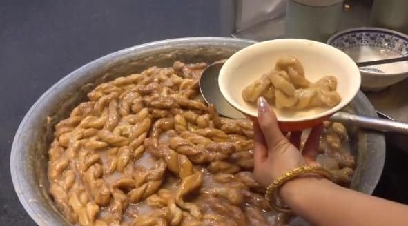 能卖|大叔早餐只卖“它”1碗4元,每天能卖6大桶,外地人吃1次就够了