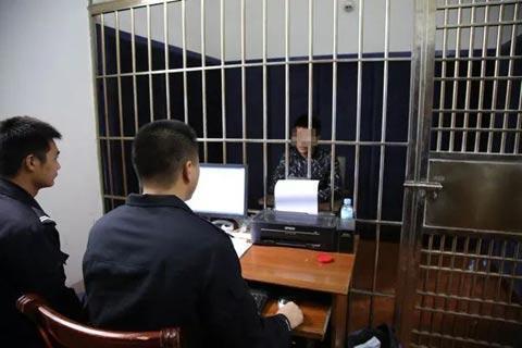  女子|“我的口水能止痒！”女子学车被蚊虫叮咬，被男教练抱着又啃又亲