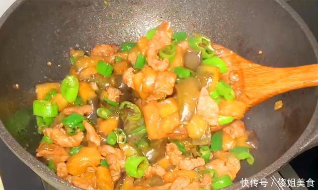 发黑|炒茄子先放油是不对的,饭店大厨:茄子不油不发黑,有诀窍