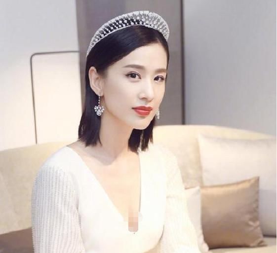  黄圣依的口|黄圣依终于跟宁静成队友，五公她却被淘汰，八个箱子白带了