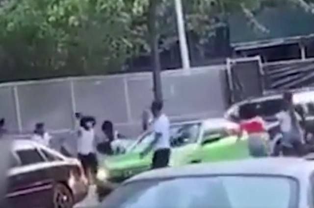 女生|看到男朋友被多人当街群殴 女生急了上演硬核“反杀”