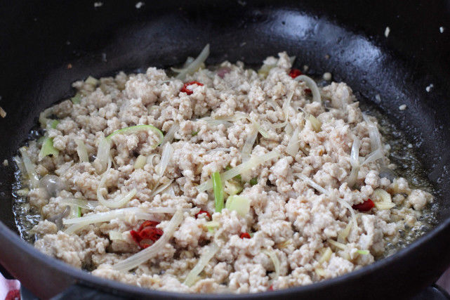 得嗦|三伏天就馋这面食,香辣劲道实在太好吃了,每次都得嗦上两大碗!