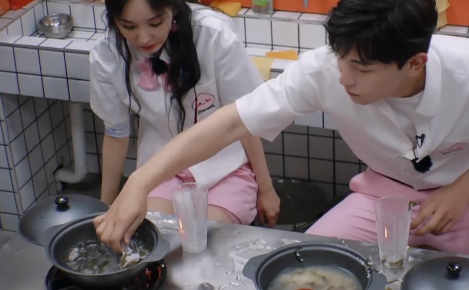  别人|节目组准备清汤寡水，别人都不吃，杨幂却吃很认真，原因太现实