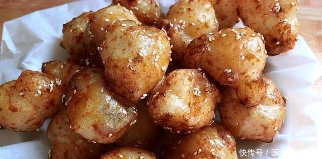 糖油果子|很火的糯米粉小吃,开水烫一烫,外面卖5元一串,吃着香甜可口