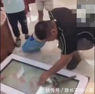 顾客|老板为吸引顾客进店，门口立大牌，砸碎玻璃就奖三百