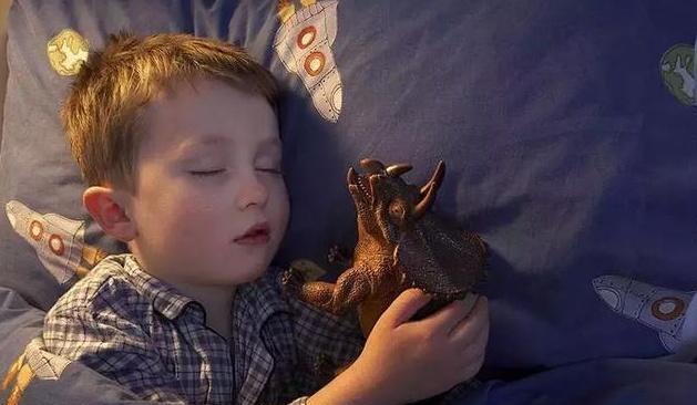 睡眠时间|孩子应该几点睡 睡得晚可不止影响身高哦