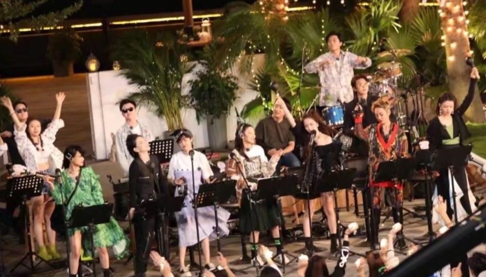  味道|姐姐团新综艺定档，全团黑色系造型，仿佛闻到“腥风血雨”的味道