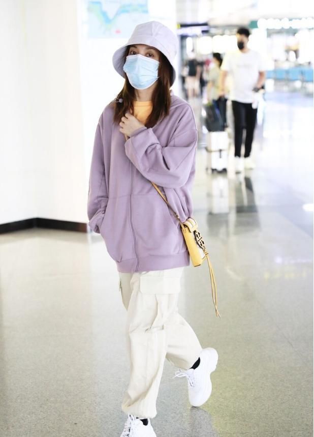  运动风|吴昕真有少女感，香芋紫外套穿的“松垮垮”，嫩度不输小姑娘