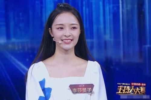  主持人|她是央视主持人，丈夫比她大20岁，站一起像父女