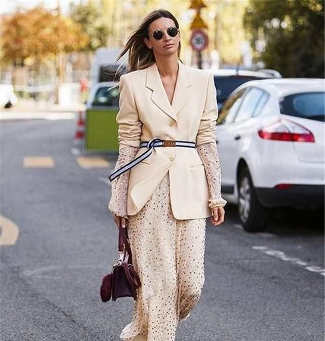  西装|买什么西装不容易过时？这“5个”款式很经典，时髦洋气又百搭