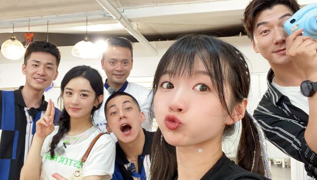 中餐厅|中餐厅历时20天终杀青!李浩菲晒多张合照,主动靠在赵丽颖肩膀上