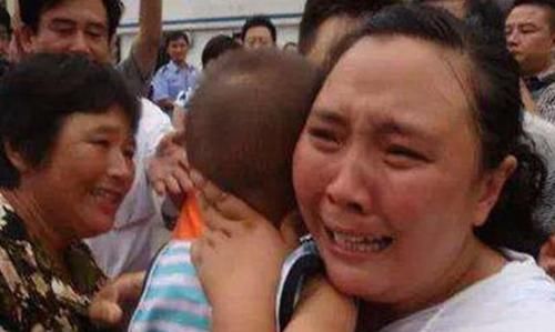 公交车|公交车上婴儿哭闹，爸爸却不管不顾，乘客的一句抱怨，救了一个家