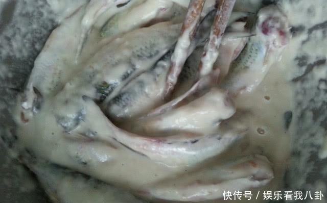 鱼肉|炸鱼的时候是裹“淀粉”还是“面粉”,裹对“粉”让小鱼又香又脆