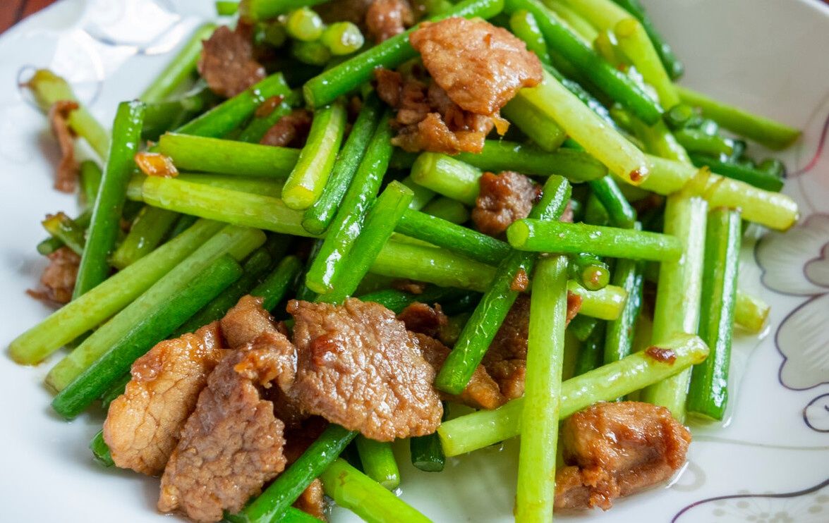 猪肉|炒猪肉,别再直接下锅了,掌握2个技巧,猪肉又香又嫩还不粘锅