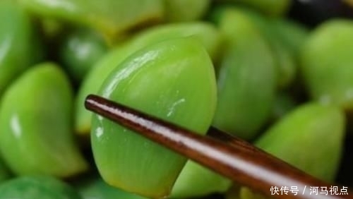 蒜就|腌腊八蒜时,别只知道加醋,加一点“它”,腊八蒜又绿又脆!