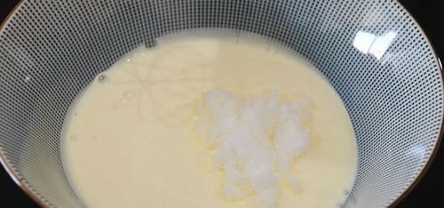 搅散|不需要用烤箱,教你做草莓班戟,比蛋糕店卖的还好吃,简单又好学