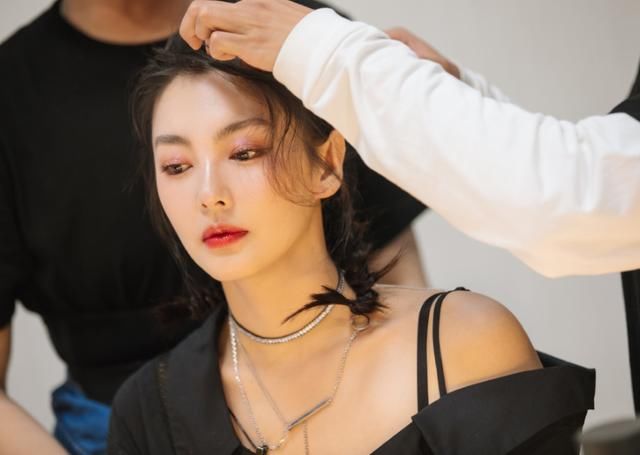  意外|张雨绮的“多肉腰”太优越，明明一点都不骨感，却意外的美艳