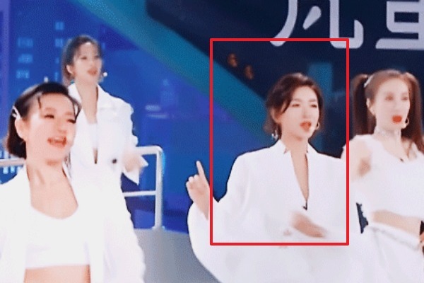 期节目|乘风破浪的姐姐主题曲舞台,万茜站中心位,黄圣依吴昕站前排!