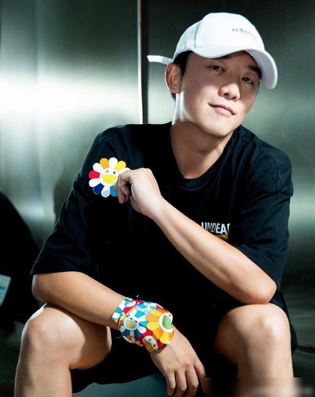  熊抱|跑男郑恺录跑男瘦了10斤，蔡徐坤熊抱郑恺，郑恺带了一朵什么花