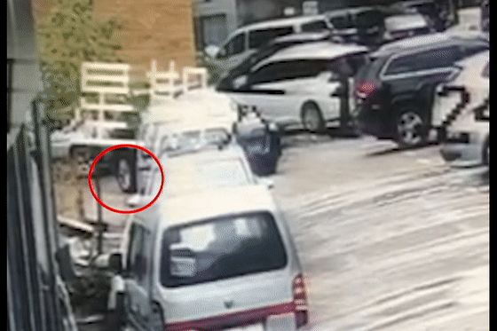  爬出来|两小孩停车场玩耍被卷入奥迪车底！小的自己爬出来，大的却……