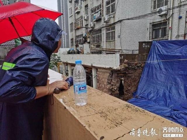  大暴雨|大暴雨冲刷青岛一居民楼甬道深夜坍塌，18户居民正撤离