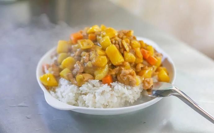 桌椅|店内坐不下,门口搬桌椅来吃!丰储街的这家盖浇饭火了13年!