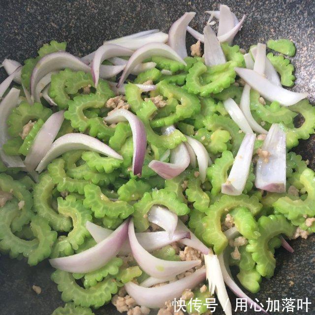  家常|肉末洋葱炒苦瓜，家常小炒，简单又不失美味
