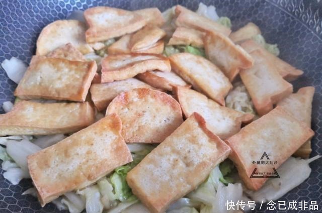 白菜|白菜炖豆腐，先炒白菜还是先炖豆腐都不对，大厨这样做，比肉香