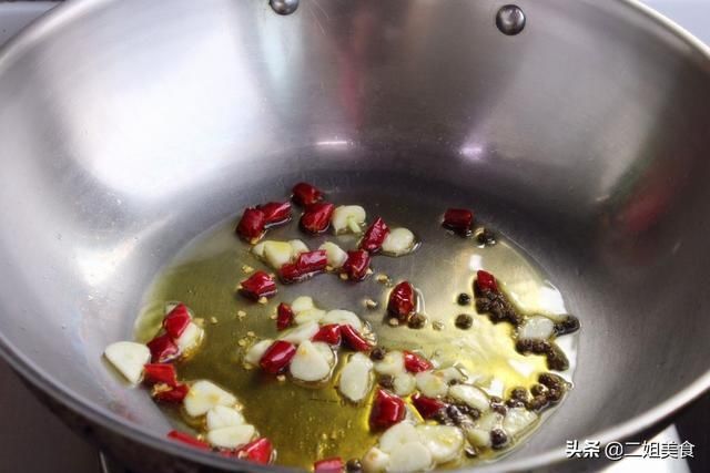 做出来的手撕包菜|做手撕包菜，可不是光炒包菜那么简单，教您一招，包菜脆嫩爽口