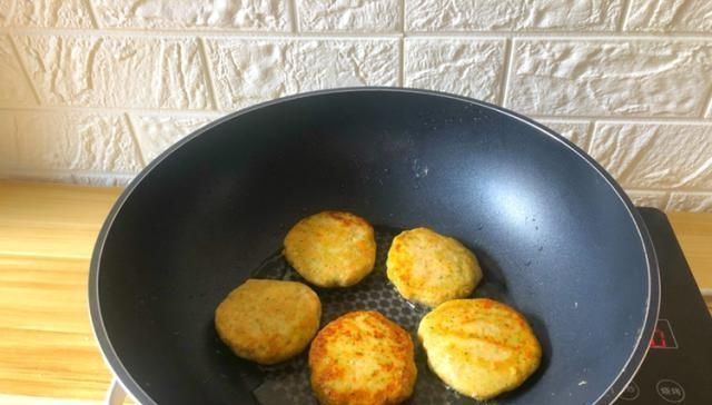 胡萝卜|早餐,我经常给家人做这款小饼,低脂营养又美味,家人超喜欢