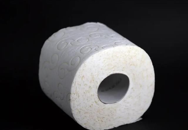 商店|美国女子不满商场强制戴口罩规定，被勒令离开时当场脱裤小便